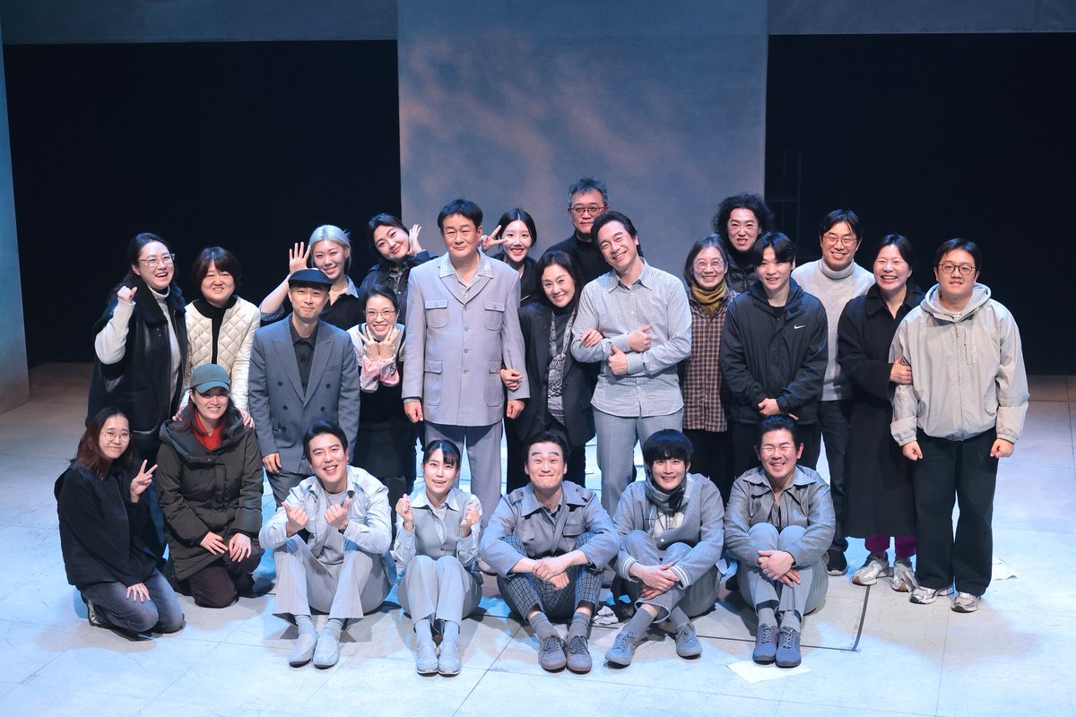 thtrman's tweet photo. 연극 <미궁의 설계자>가 안산 문화예술의전당에서 아름답게 공연을 마무리했습니다. 관람해주신 안산 시민분들, 또 먼 걸음으로 찾아주신 관객 여러분들께 진심으로 감사드립니다.
#미궁의설계자 #김민정작가 #안경모연출 #연극집단반 https://t.co/quF27l6B1i