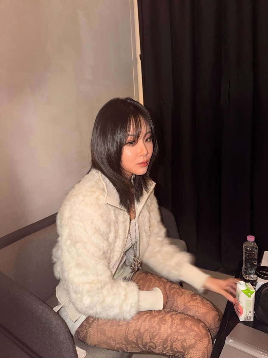 bibi_updates's tweet image. 251206 bibi_behind (FGM Staff) Instagram
#BIBI @nakedbibi #비비 
instagram.com/p/DR6v9P0ATwp/