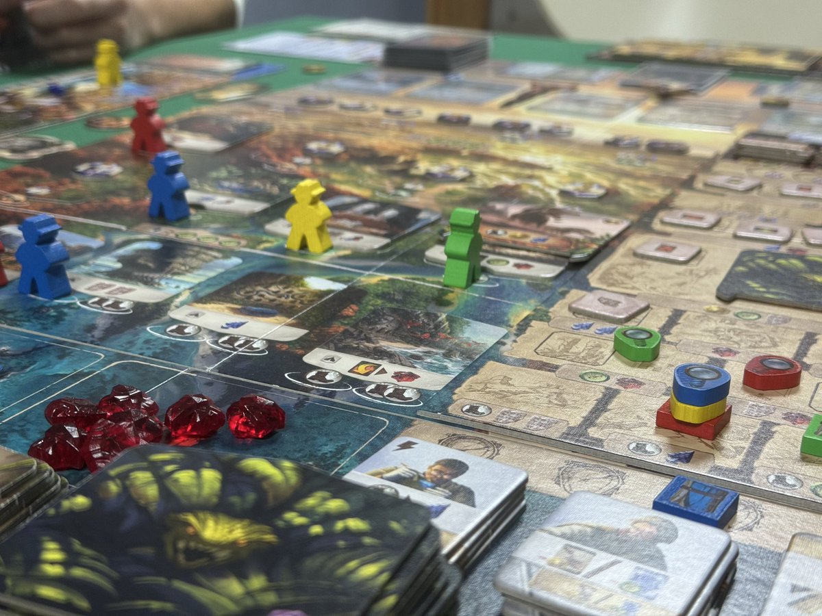 usselb's tweet photo. ボドパやさんでボードゲーム

アルナック
カッラーラの宮殿
Oath

Oath
旗を守り切れば50%の確率で勝利
相手は大軍を引き連れての戦闘だったが、こちらのサイコロの数は8個
負けるはずがない

あっ… https://t.co/wVSzClu9Rp