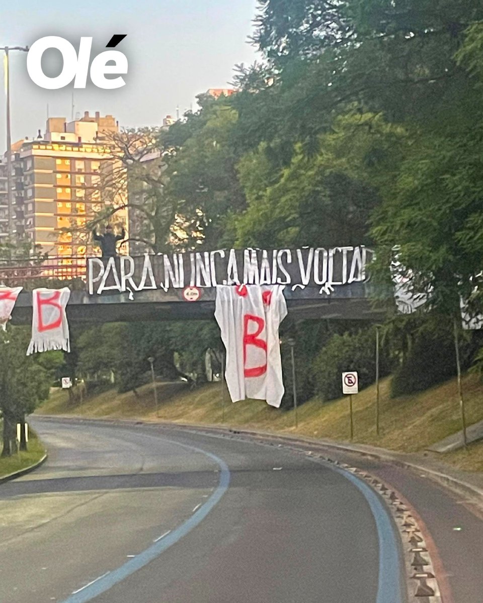 DiarioOle's tweet photo. EL FANTASMA DE LA B LLEGÓ A PORTO ALEGRE 🅱️👻

🛤️🪧 Con el Inter al borde del descenso, una de las avenidas principales de la ciudad brasileña apareció con gastadas para el equipo de Abel Braga

🔴🇧🇷 A falta de una fecha, el Colorado recibirá este domingo al Bragantino y está obligado a ganar

📉 Está 18° (descienden del 17° al 20°) con 41 unidades, mientras que Vitoria tiene 42 y tanto Fortaleza como Ceará se están salvando con 43

📸 Soccer News Grêmio