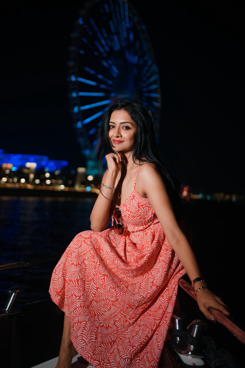 Vimraman's tweet photo. City lights, ocean breeze, and me minding my own glow ❤️💥🎡 https://t.co/TWgMHbxDVb