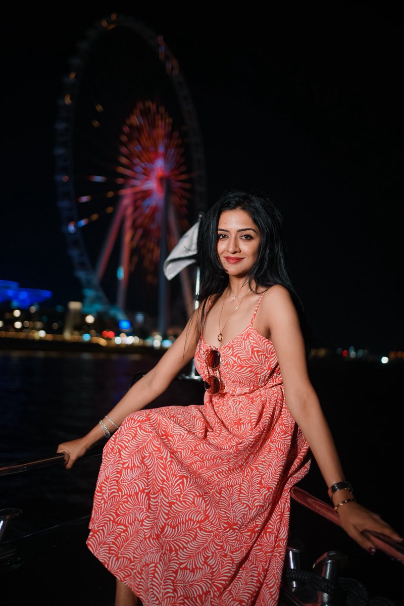 Vimraman's tweet photo. City lights, ocean breeze, and me minding my own glow ❤️💥🎡 https://t.co/TWgMHbxDVb