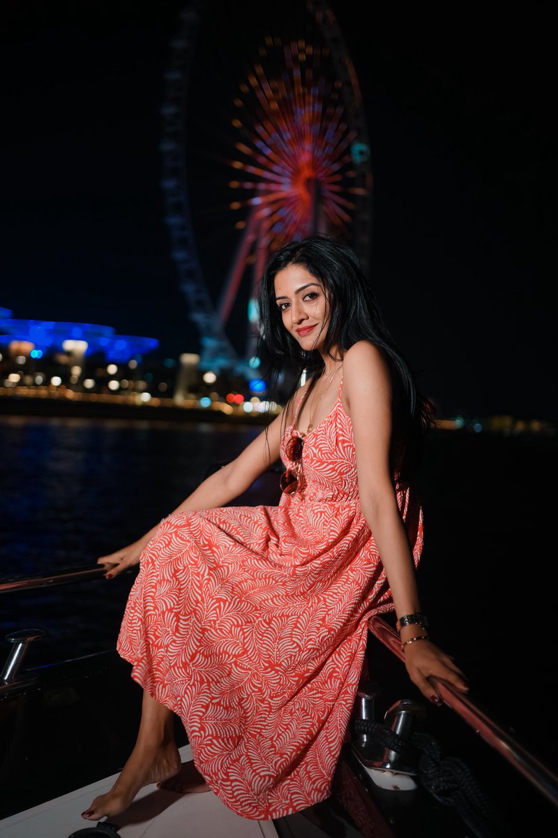 Vimraman's tweet photo. City lights, ocean breeze, and me minding my own glow ❤️💥🎡 https://t.co/TWgMHbxDVb