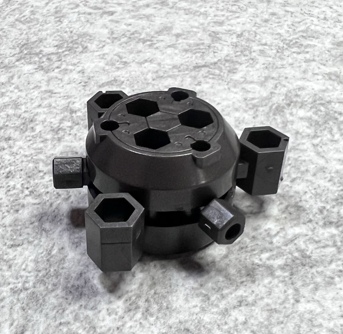 Hexagear_team's tweet photo. #ヘキサギア BP002よりよりヘキサグラムアクセラレータースライドレールタイプ。上下で挟み込んだヘキサグラムパーツはレールに沿って可動させることが可能。孔の方向やヘキサ軸タイプへの交換が可能。
#ヘキサギア技術提供 https://t.co/H1rfBzyx8K