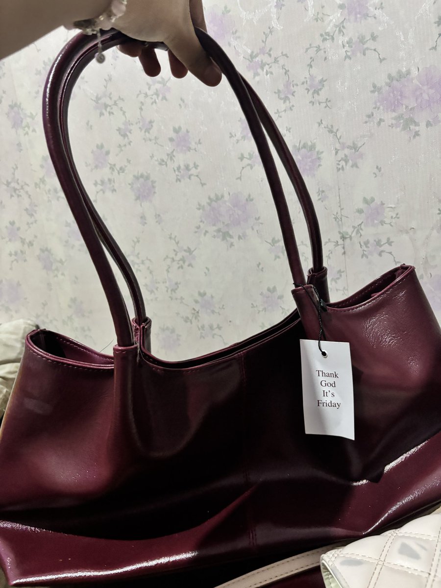 chaveyoung's tweet photo. Tgifproject -  royal megumi zipper 
50k ajaa guys belum pernah aku pakai, tagnya belum lepas, cocok bangett buat kado temen,  bisa nyimpen banyaak barang https://t.co/KXMSSPiFjg