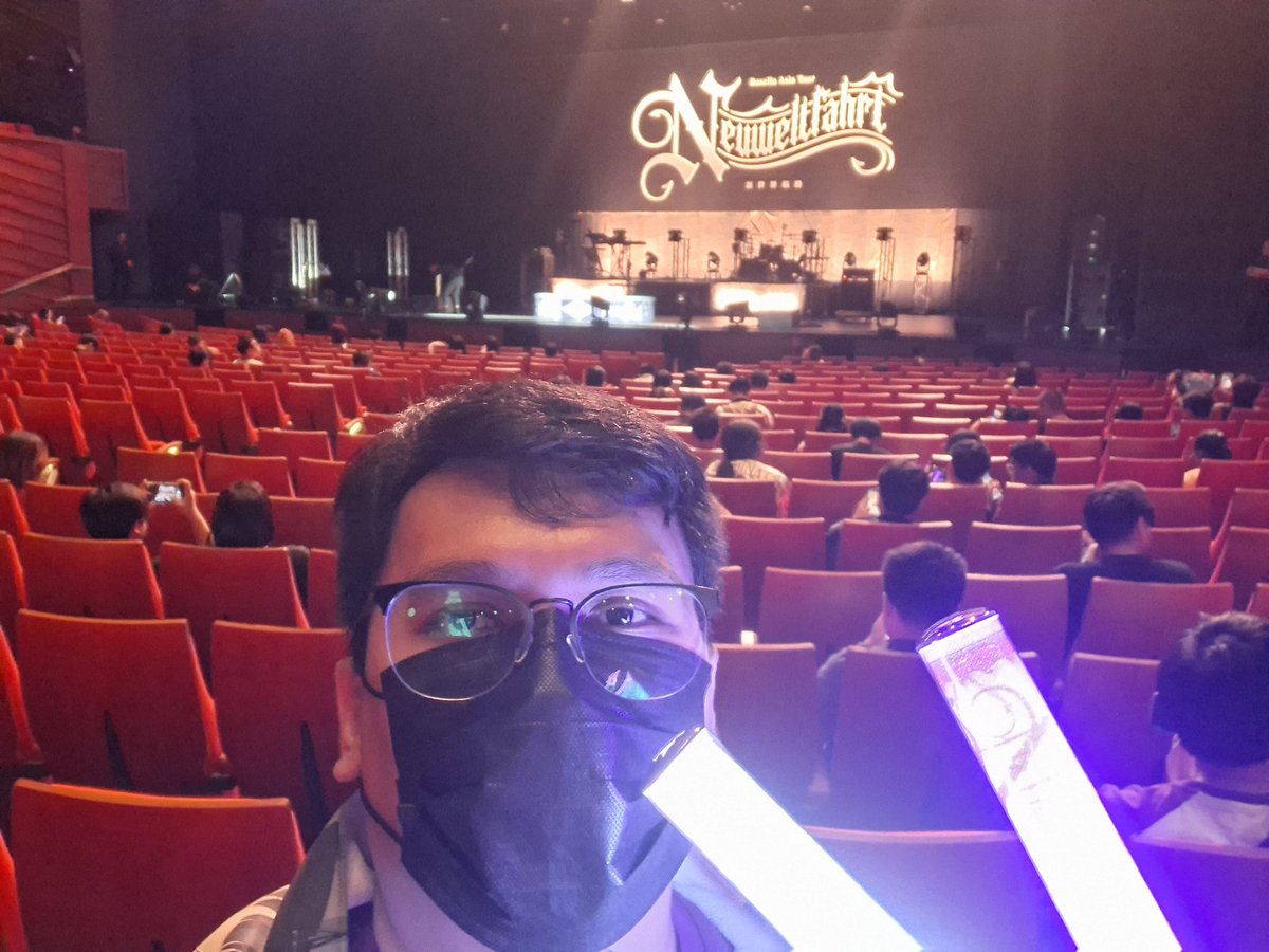 arielacala's tweet photo. Definitely worth it. Really enjoyed myself chanting and waving those lightsticks. https://t.co/XfTI9yxAqX