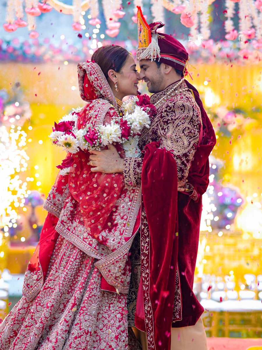 the_fab_app's tweet image. #SaraKhan and #KrishPathak seal their forever in beautiful dual ceremonies, honouring both Hindu and Muslim traditions. A celebration of love, unity, and togetherness... ♥️

#muslimbride #muslimwedding #muslimah #hinduwedding #hindumuslim #tvactress #indianbride #indianwedding