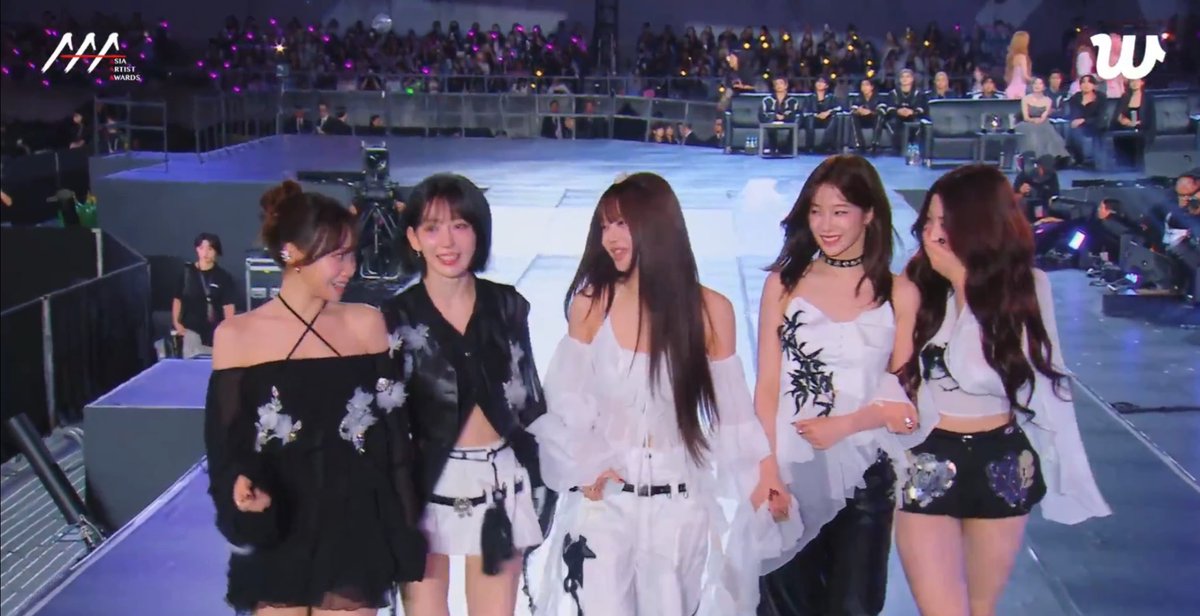 今年の大賞受賞のときもウンチェ真ん中に全員で手繋いでスピーチしにきてて涙🥲
ほんとおめでとうルセラちゃん🥹
#LE_SSERAFIM