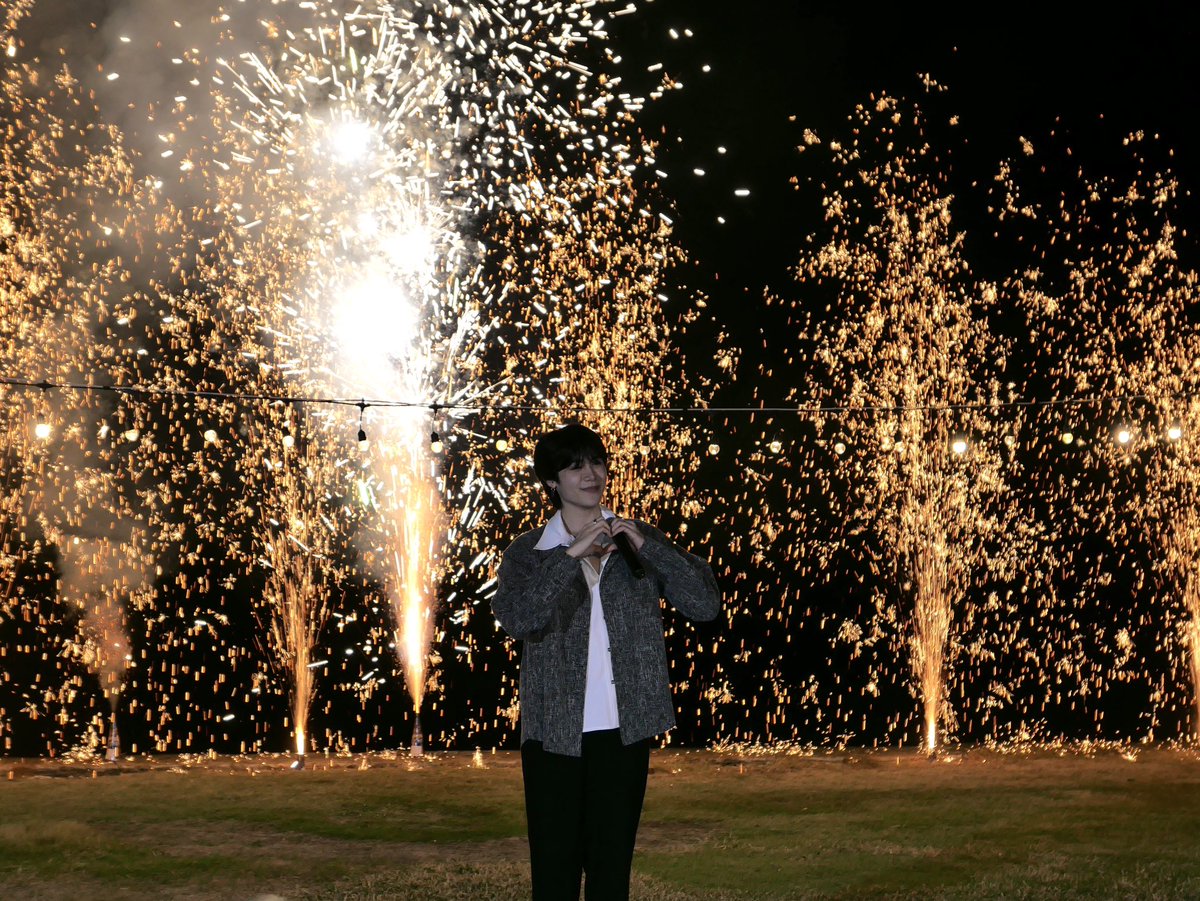 A beautiful night with fireworks in the back and Honahlee’s warm hospitality in the front. Thank you. 🎆💫

PEAT SPECIAL TIME DAY2
 #PeatTheMemoryOfSpecialTime