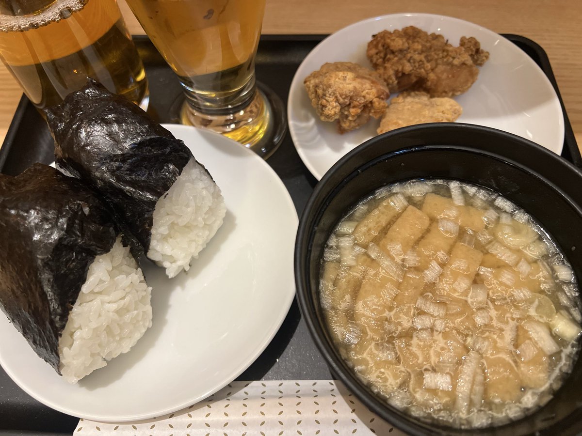 Fuekitty's tweet image. からあげって、今はどこのDPラウンジにもあるのね。これ嬉しい😊
タンパク質欲しいから。お味噌汁も具沢山になったの嬉しい。からあげはビールのおつまみにも最高😊かま栄のパンロール持ち込んだけど、からあげあったから出番なかった😆　#CTS #DPラウンジ
朝のおいなりや玉子サンドも復活しないかな。