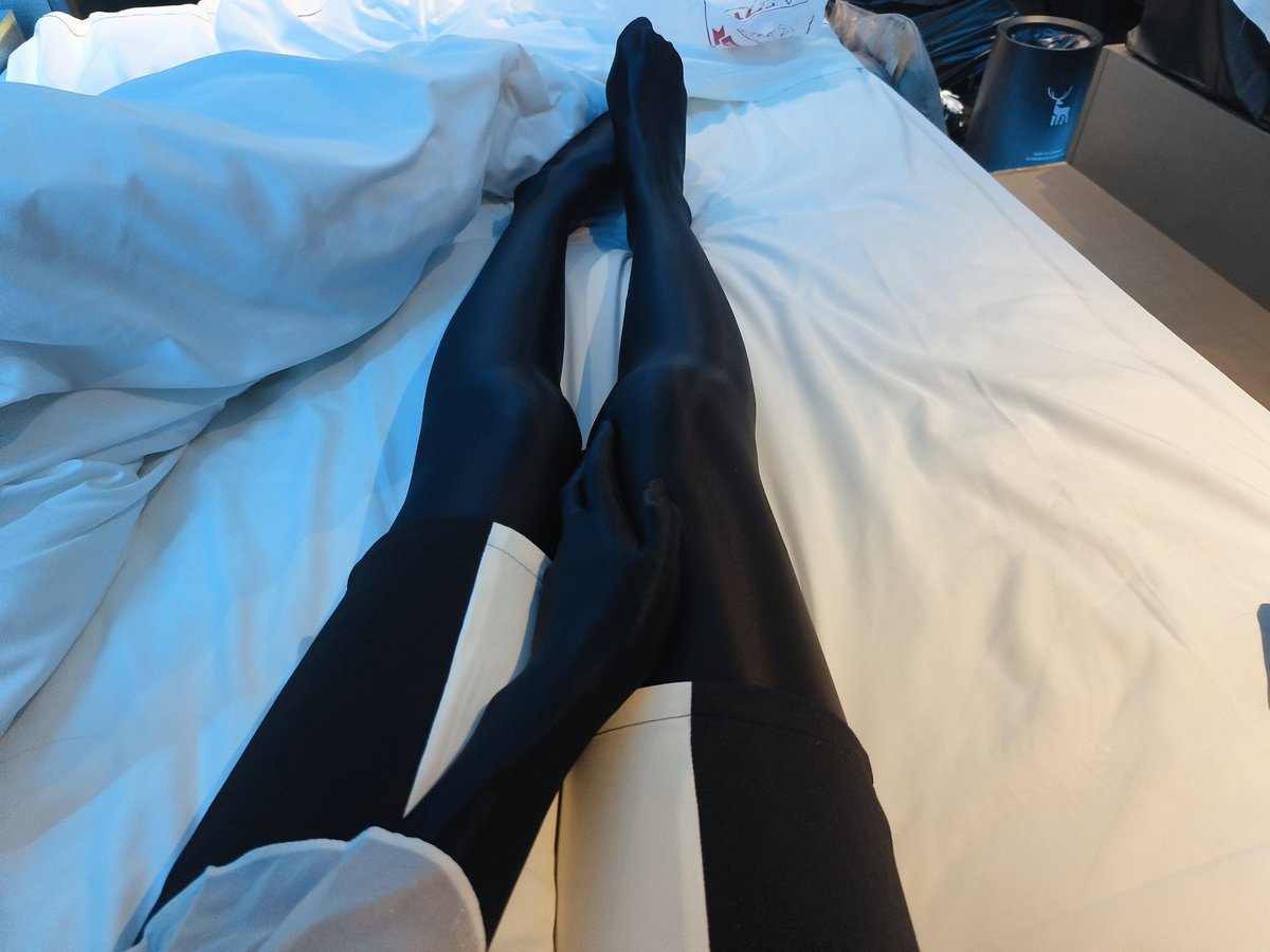 像是海玲穿着演出服里面还穿着胶衣一样呢（）