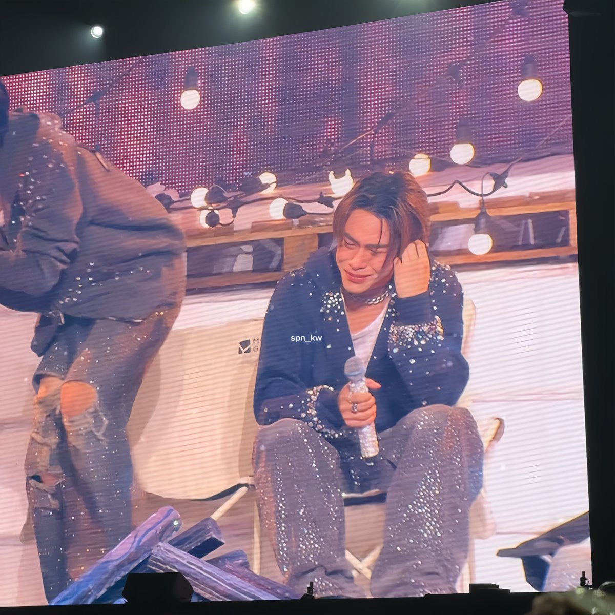 spn_kw24's tweet image. #MARCKRIS 
ใจจะขาดมากตอนเห็นมาร์คร้องไห้ ไม่เคยเห็นร้องโฮขนาดนี้มาก่อน อาจจะเป็นปีที่เหนื่อย ทำงานเยอะ แต่หลังฤดูที่เหน็บหนาวหรือฝนตกมันจะสวยงามเสมอ มาร์คเก่งและพัฒนาขึ้นมาก พี่ภูมิใจในตัวมาร์คที่สุดเลย 💙

 #HappyBUSDAY2025_D1