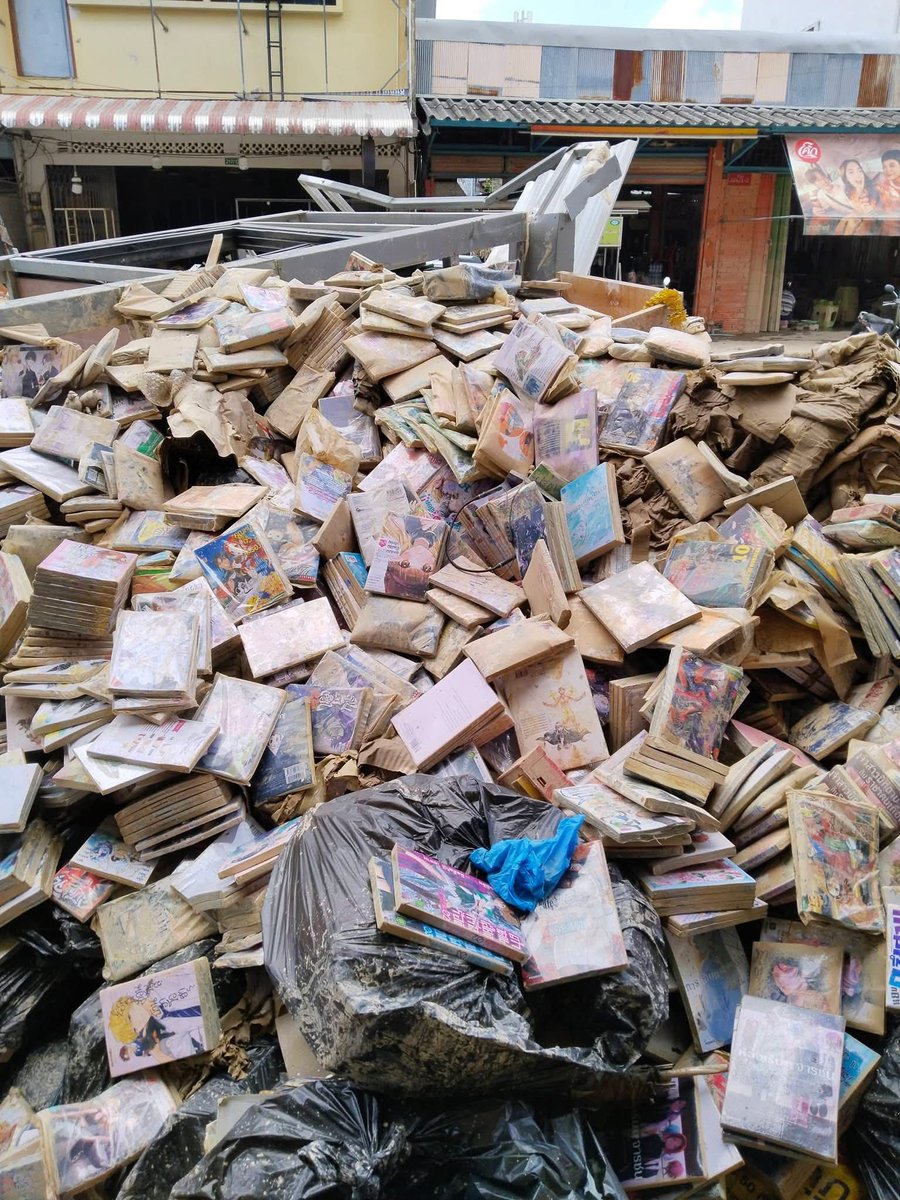 ใครมีหนังสือนิยาย หนังสืออะไรก็ได้ 
อาจจะเป็นเล่มที่ส่งต่อกันมา
เล่มที่ไม่อ่านแล้ว
เล่มที่ซื้อมาซ้ำ
เล่มที่อยากให้คนอื่นๆได้ค้นพบ

สามารถบริจาคให้ร้านหนังสือ 'ชอบอ่านจัง' ที่หาดใหญ่ได้นะคะ ช่วยต่อลมหายใจให้คนรักหนังสืออีกมากมาย 🙏💖
#น้ำท่วมหาดใหญ่