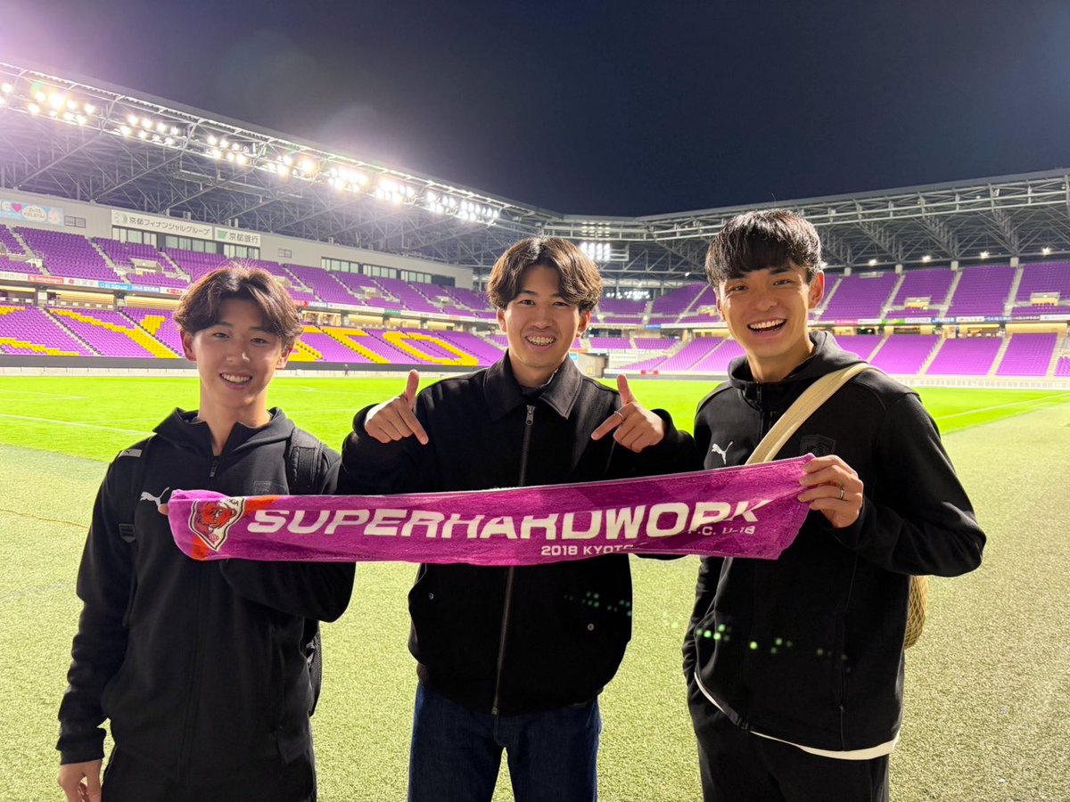 7_shunchan's tweet photo. 1人だけ赤のトレーニングウェア着てるところから始まった今シーズンは、公私共にサンガにたくさん関わることができて本当に幸せな1年でした。
サンガファミリーの皆さんお疲れ様でした!
来年も最高のシーズンになりますように。
#サンガアカデミー
#スカラーアスリートプロジェクト
#SUPERHARDWORK https://t.co/x07u6j098m