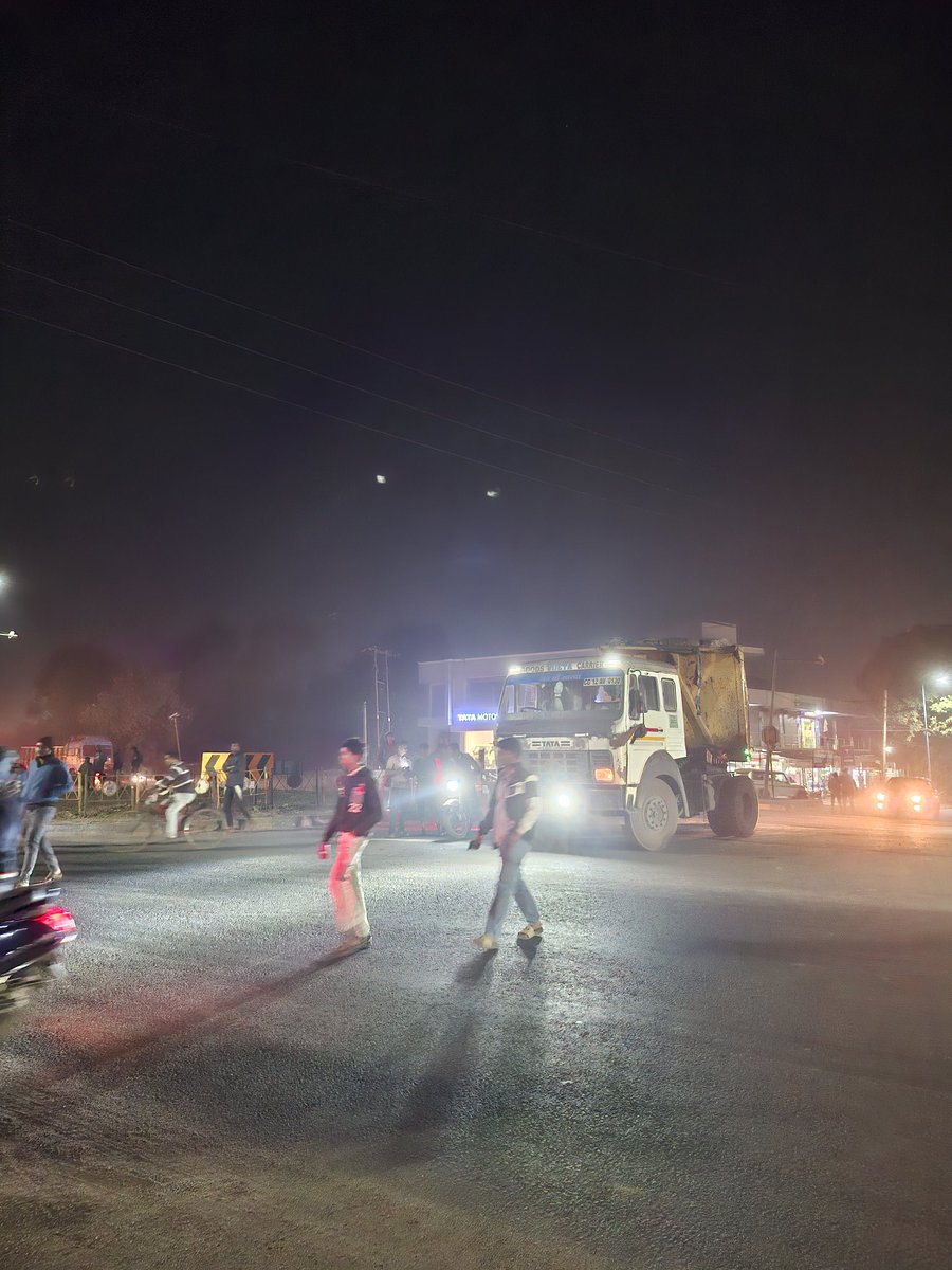 aahaannaik's tweet photo. 🚨Safety Hazard at Badpatrapali Chowk 🚨 
A recent accident involving a truck and pedestrian highlights fatal risks due to zero street lighting. The chowk is entirely dark, posing extreme danger to commuters.@SngMunicipality @HUDDeptOdisha  @CMO_Odisha @DMSundargarh @IPR_Odisha https://t.co/aedmigqVRy