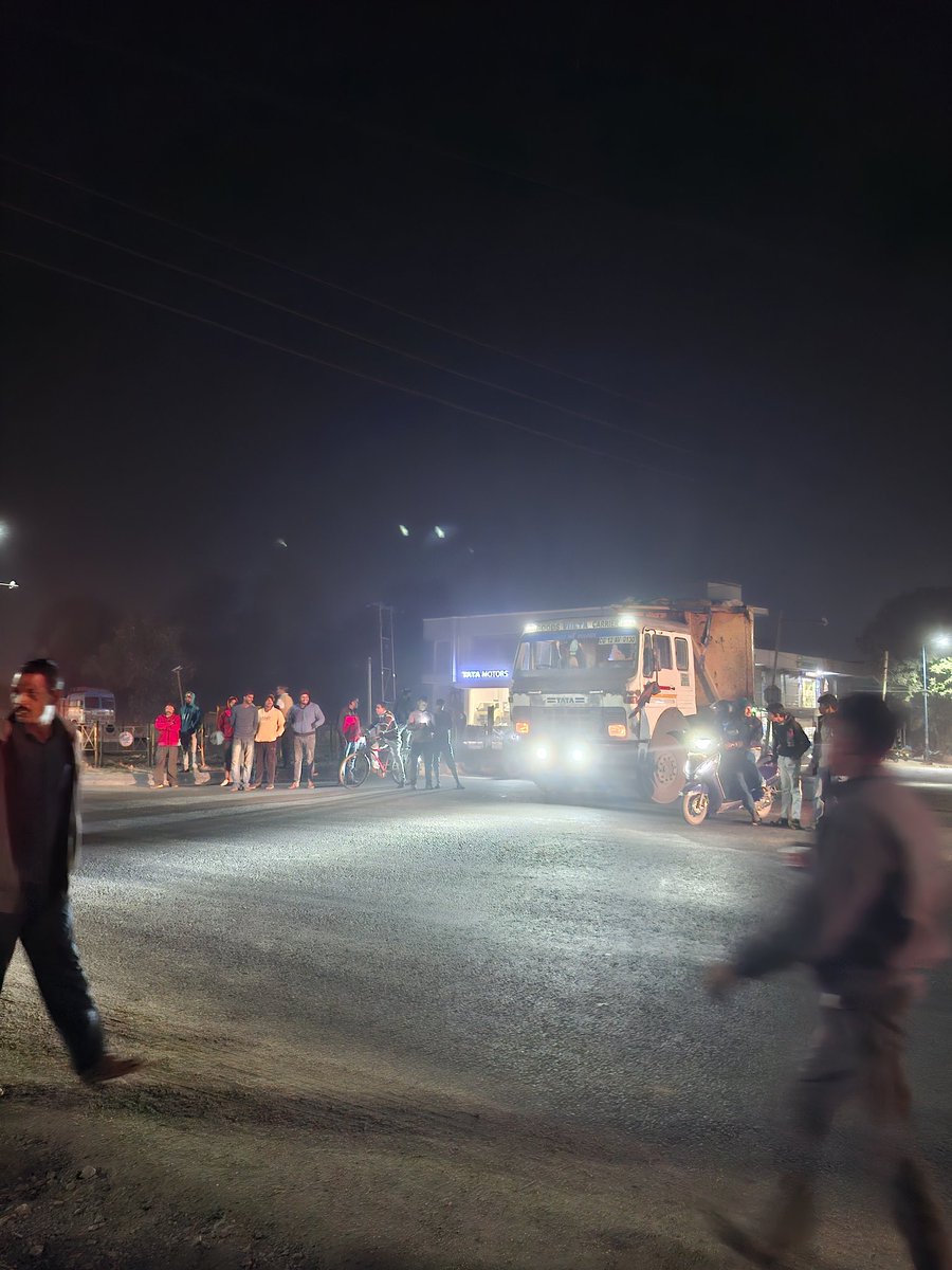 aahaannaik's tweet photo. 🚨Safety Hazard at Badpatrapali Chowk 🚨 
A recent accident involving a truck and pedestrian highlights fatal risks due to zero street lighting. The chowk is entirely dark, posing extreme danger to commuters.@SngMunicipality @HUDDeptOdisha  @CMO_Odisha @DMSundargarh @IPR_Odisha https://t.co/aedmigqVRy