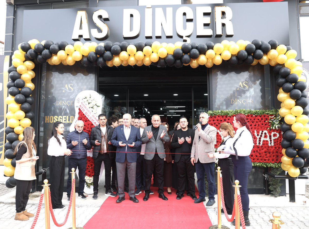 ATOkurumsal's tweet photo. Ankara Ticaret Odası Yönetim Kurulu Başkanı @GurselBaran, Yenimahalle’de hırdavat sektöründe faaliyete başlayan ATO üyesi işletmenin açılışına katılarak, işletme sahibi Süleyman Dinçer’e hayırlı olsun dileklerini iletti. https://t.co/gHJbXF7uMW