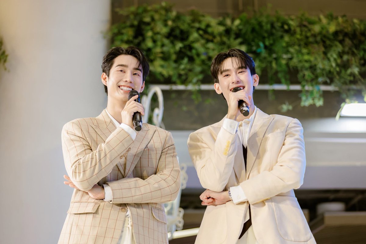 🦊🍅 รวมภาพบรรยากาศงาน #DestinyClinicxForceBook วันนี้ออร่าความหล่อจัดเต็มทั้งคู่ 🫶🏻🫠

#ForceBook #fforce_ #kasibook #เซ็นทรัลพระราม3 #CentralRama3