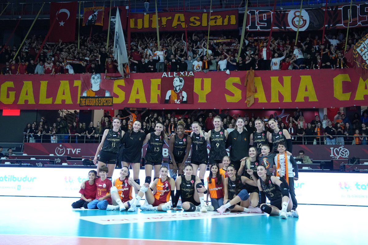 Pazar günü 17:00’de Burhan Felek’te daha da dolu,boş koltuğun kalmadığı bir file arkasında buluşalım. Elden elden ulaştıralım,maçtan haberi olmayan büyük küçük, eski yeni herkese ses edelim. #CimbomÇağırYeter