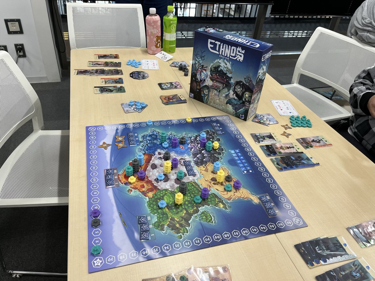 福岡市東ボードゲーム会お疲れ様でした〜
カンパニア 1位報酬のみでなんとか2位
ラストのワーカー配置ミスったなぁ〜

エスノス初プレイ
とりあえず色んな所に城建てて2位報酬で結果3位
熊強すぎやて…