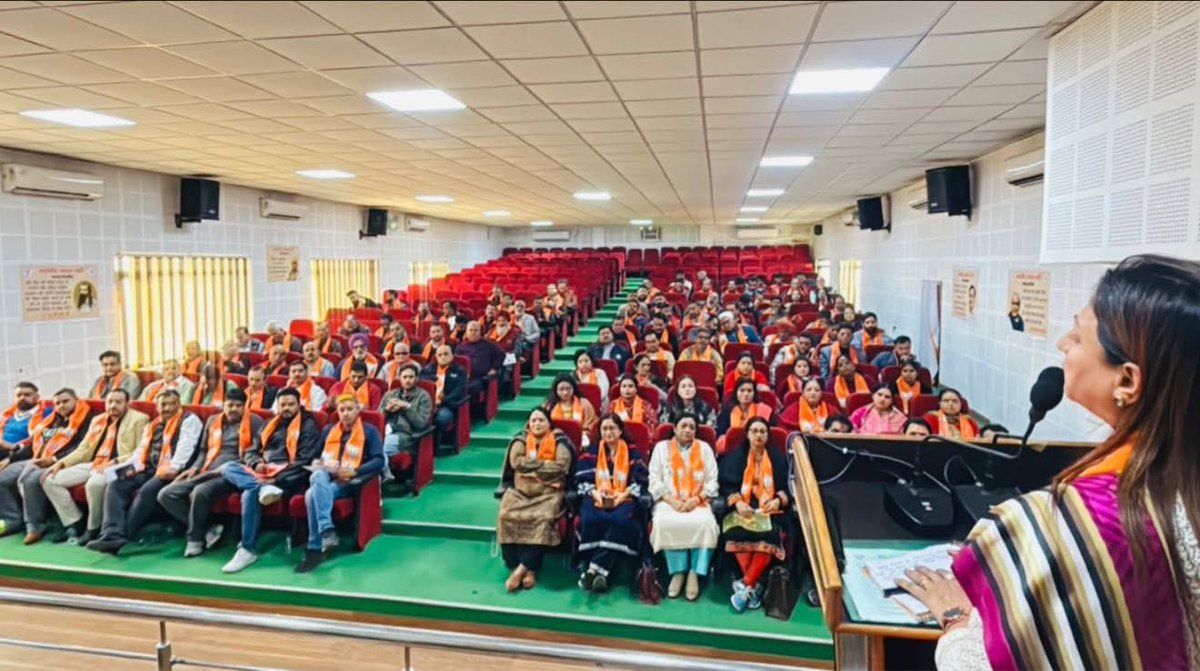 RekhaMAHAJAN7's tweet photo. Today Addressed the #AtmanirbharBharat Sankalp Abhiyan Sammelan of #BahuConstituency of #District #JammuSouth ,organised under the Presidentship of District President Naresh Singh Jasrotia ji
@iamsatsharmaca  @AshokKoul59 @tarunchughbjp  @JPNadda @BJP4JnK @BJP4India @blsanthosh https://t.co/6C4f1BzKs3