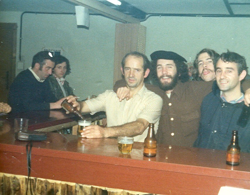 Joxe Mari Sobrino joan zaigu. Argazkia 1974koa da, San Lorentzoko tabernakoa, Boiseko taldea Oñatira etorri zenekoa. Eskuinekoa,  Patxi Anduaga laterandarra. Goian bego.