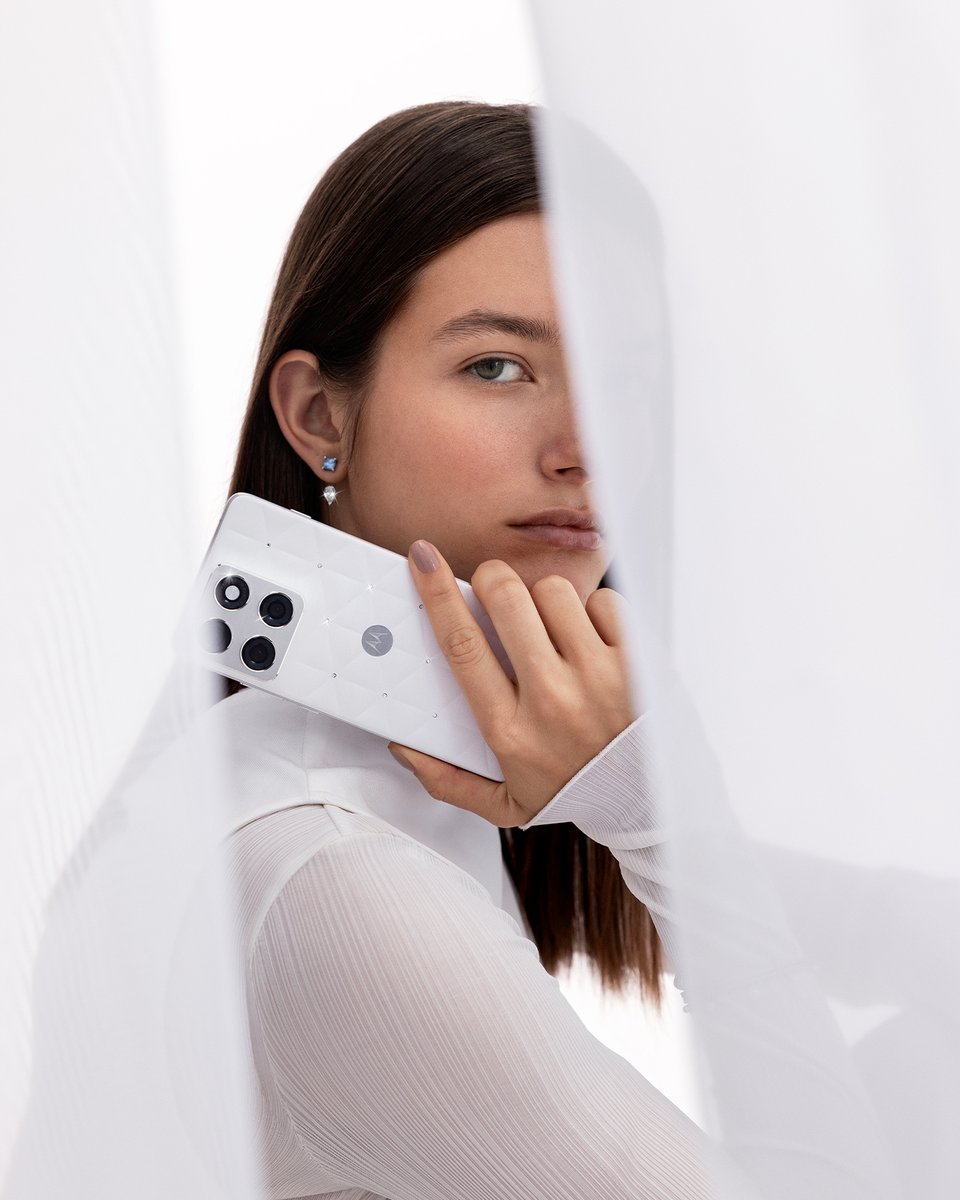 Moto's tweet image. Clarity ✔️  
Declutter ✔️ 
Calm ✔️ 
motorola edge 70 in Pantone Color of the Year 2026, Cloud Dancer, leads us to a world stripped of noise, seeking authenticity and peace. #ColoroftheYear #COY2026 #clouddancer