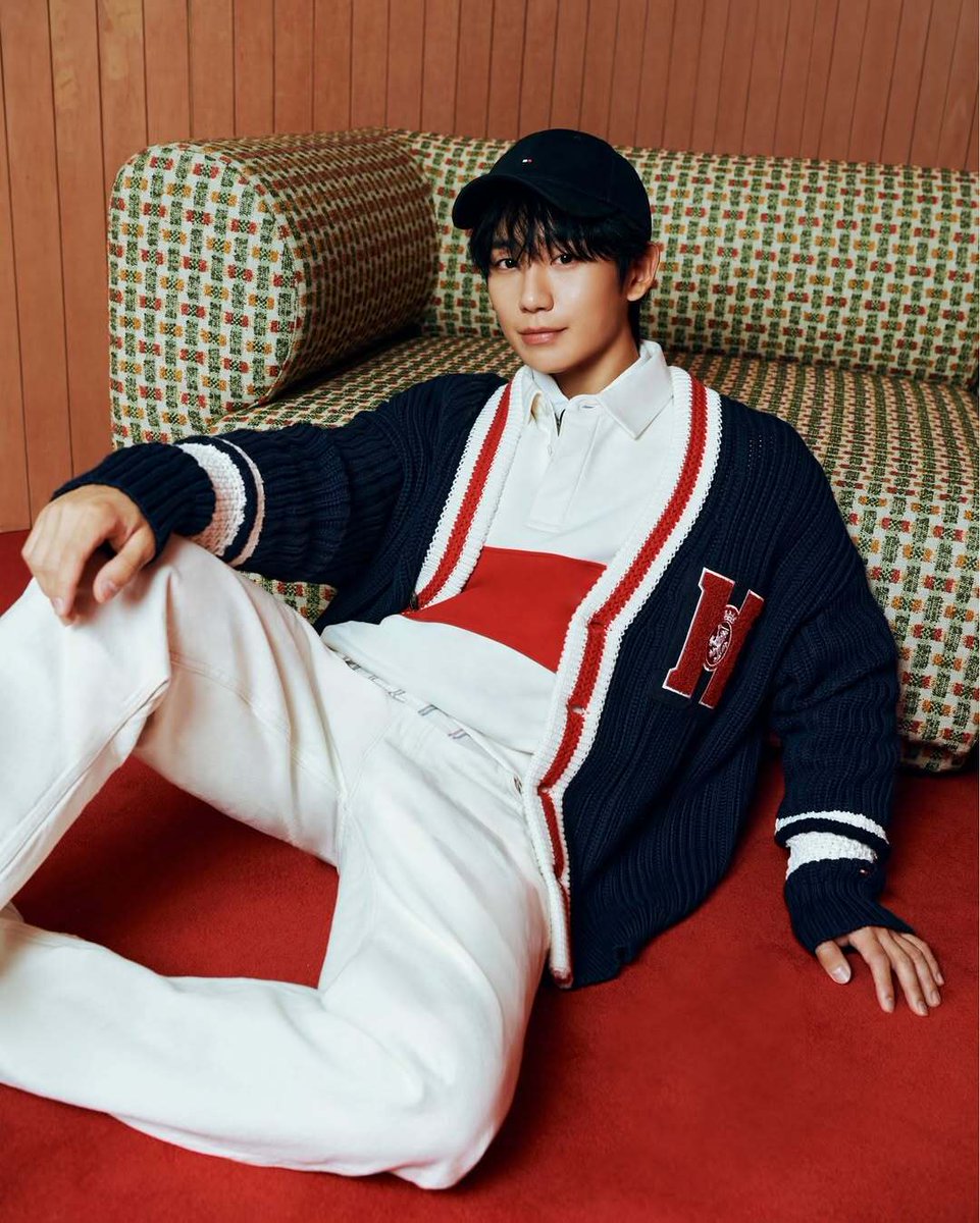 H”のパッチが印象的なカーディガンが、ホワイトを基調としたクリーンな