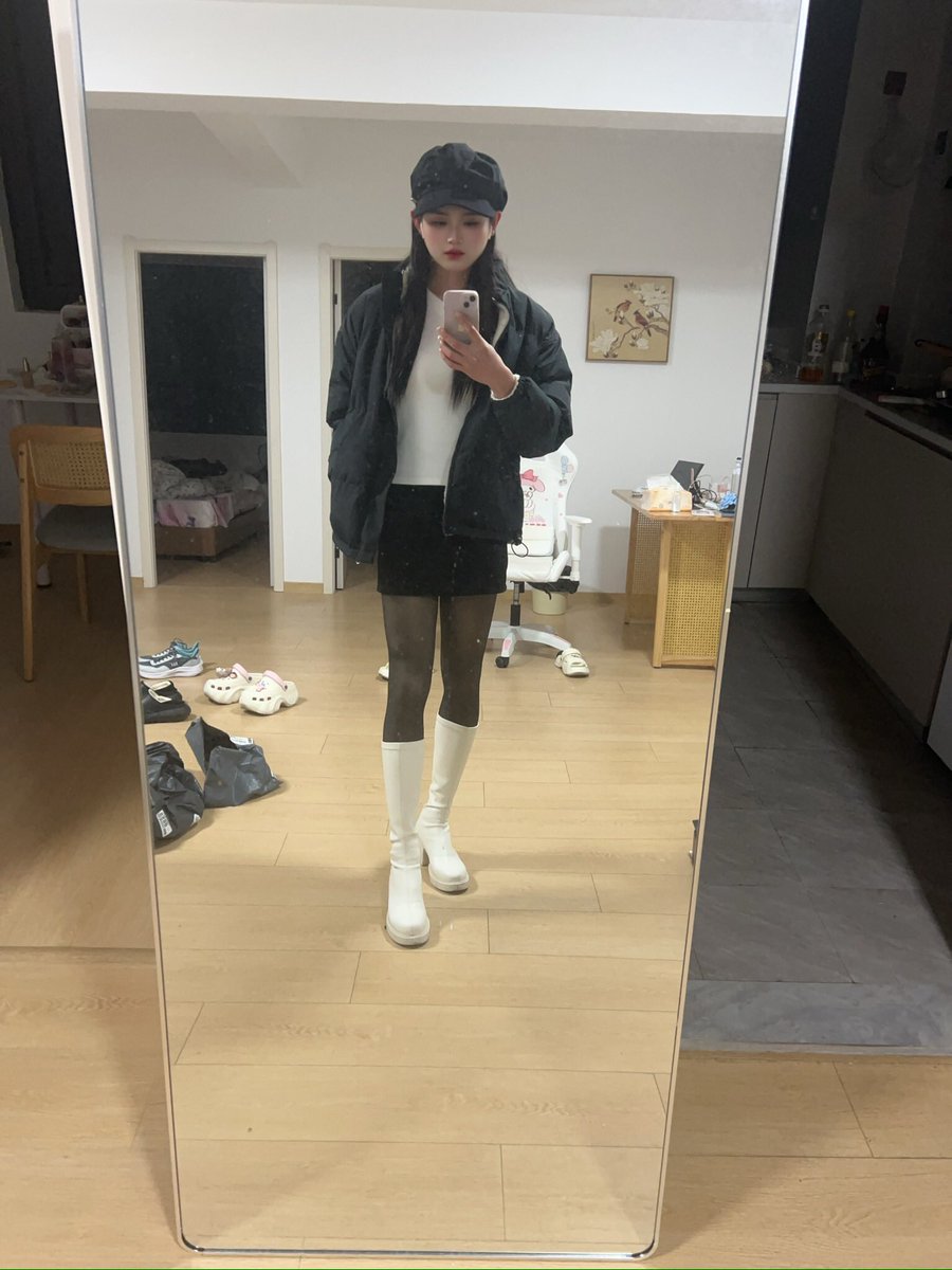 BbjZlq's tweet photo. #男娘 #伪娘 今天女装出门，虽然上衣很宽松，但在地铁站还被要了微信。。。且在服装店被认出是男的😂不过还好是看到被冻的粗糙的手认出来的😂 https://t.co/Tfs0bbtHqc