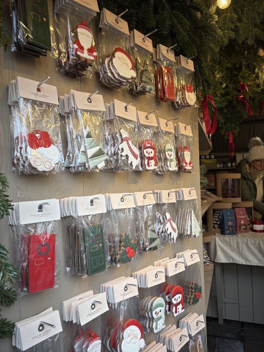 antheia_choir's tweet photo. 【アンティアポーランド演奏旅行】

クリスマスマーケットでお買い物🎄
そしてポーランドで初めての本番！

vlog day2 ご覧ください🇵🇱
https://t.co/tkEbrltyIm https://t.co/SyfOE7DPgb
