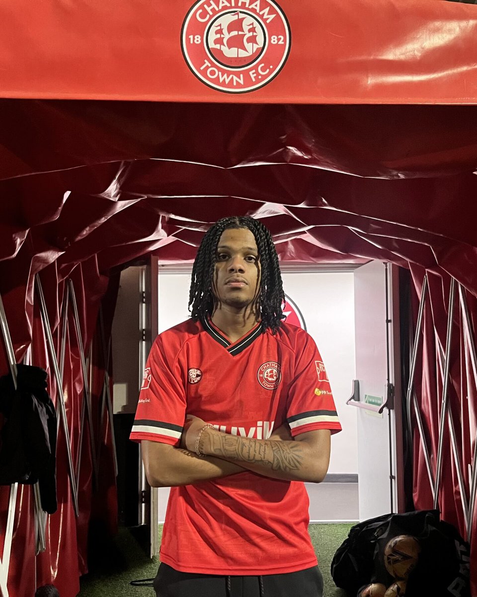 𝘾𝙝𝙧𝙞𝙨𝙩𝙢𝙖𝙨 𝙝𝙖𝙨 𝙘𝙤𝙢𝙚 𝙚𝙖𝙧𝙡𝙮 (𝙖𝙜𝙖𝙞𝙣!) 🎅

We are delighted to announce the signing of Jabari Christmas from Lewes FC. 

Welcome back to the Bauvill, Jabz! 👊

🔴⚪️⚫️ #UpTheChats