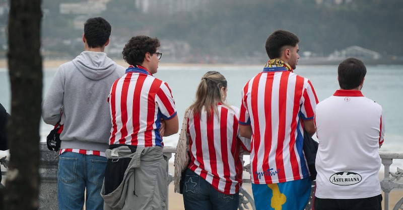 RealSporting's tweet photo. 🧣 🌊 Allá donde vamos...  🔴⚪

 ¡𝑷𝒖𝒙𝒂! https://t.co/xuf9BfER7W