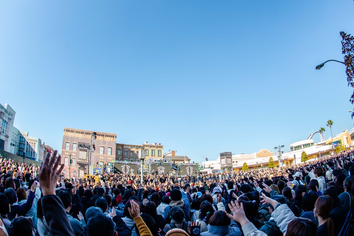 Novelbright_jp's tweet photo. 2025.12.06 at ユニバーサル・スタジオ・ジャパン
「Xmas Special LIVE at UNIVERSAL
STUDIOS JAPAN supported by LAWSON」

朝早くから来てくれてありがとう😊
2025年最後のワンマン🔥
最高のクリスマスライブになりました🎄

Photo: @macoj5 https://t.co/m8XWYIfFOp