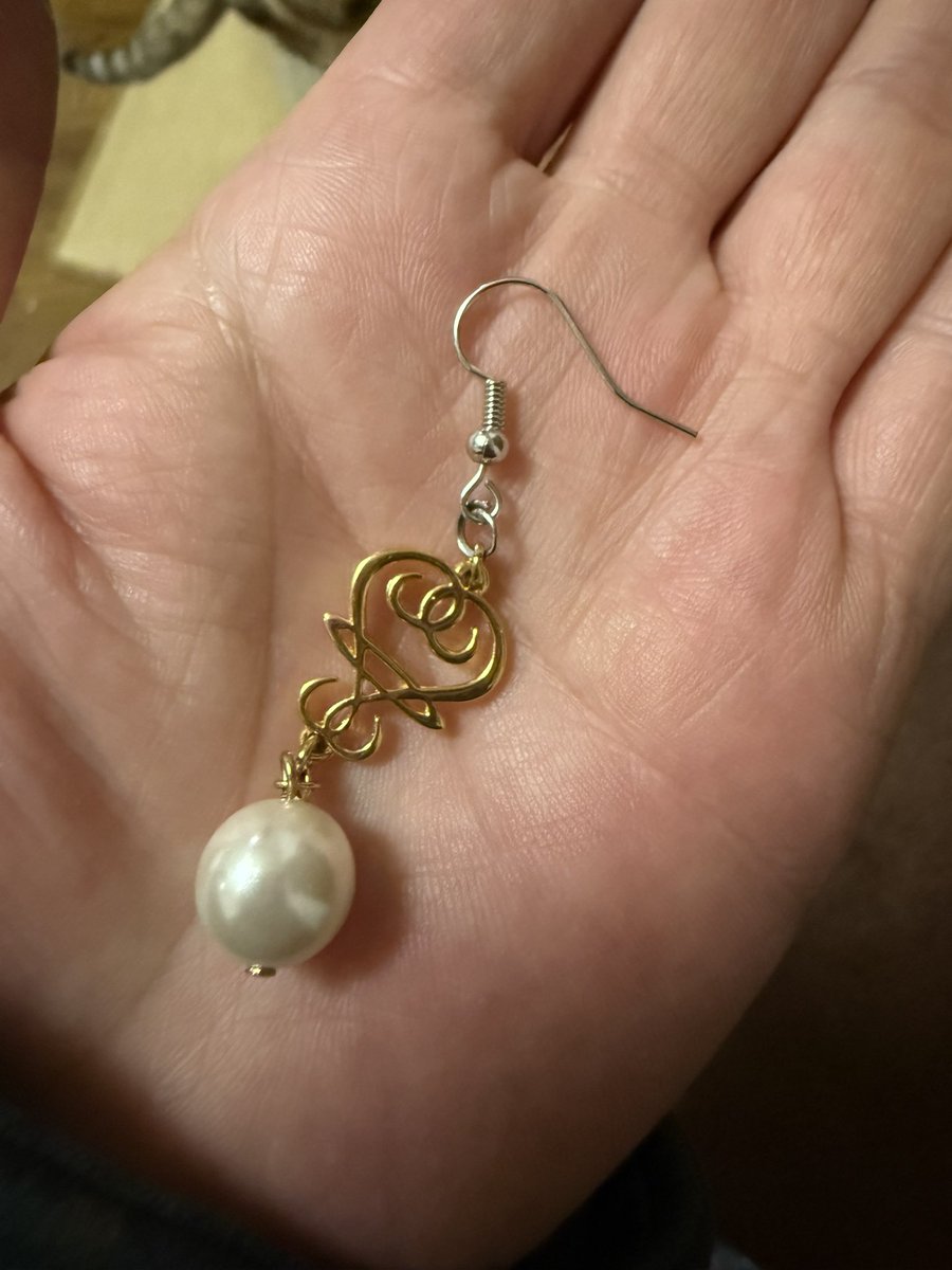 今日のピアスはこれしてったの。いつぞやのピアスをリメイクしたもの