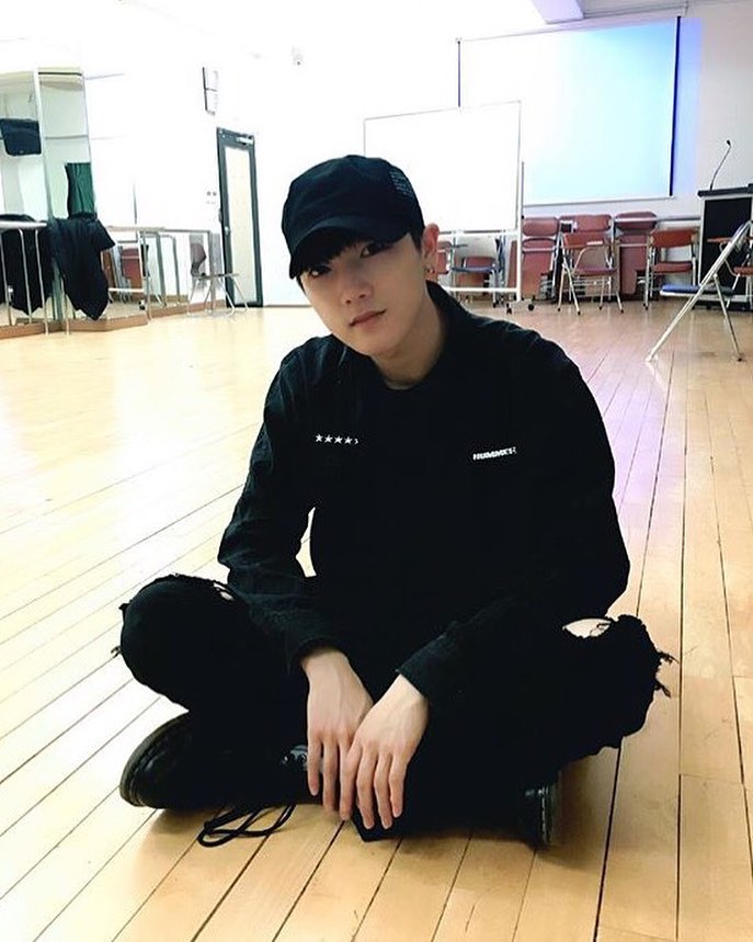 이 사진의 정체 160405 인스타에 학교 갔다고 올림 👀