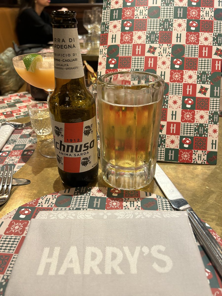Hat trick of the best Sardinia beer 🇮🇹 all by 1330, love the Xmas 🎅🏻 London shopping / Booze Bus day #HarrysBar