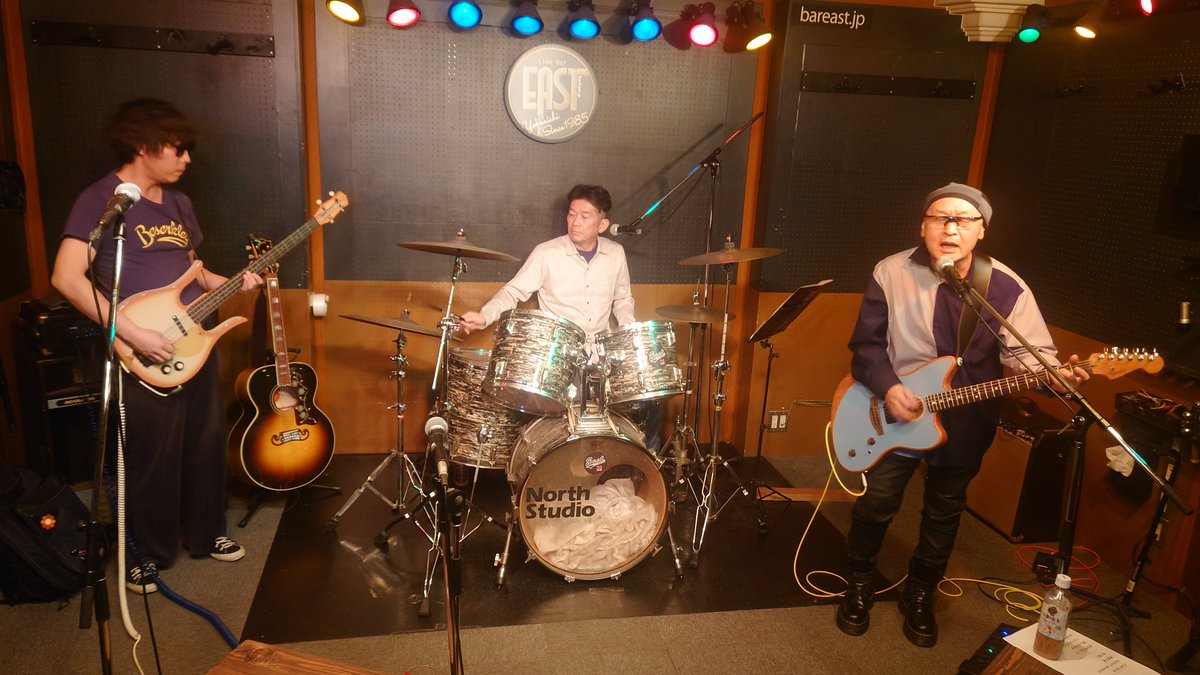 AOTKUBOKAWA's tweet photo. 地元で頑張ってるバンドの生演奏は本当に尊い。THE Re-TEENSもBubblesも、末永くこの街のためにロック・ブルースを響かせ続けてほしいです。四日市Bar EAST、40周年おめでとうございます!ここまで続けてくれて本当に感謝。
#BAREAST #ORIGINALROCKNIGHT #四日市BAREAST #THEReTEENS #Bubbles #四日市 https://t.co/BE33HiQXMt