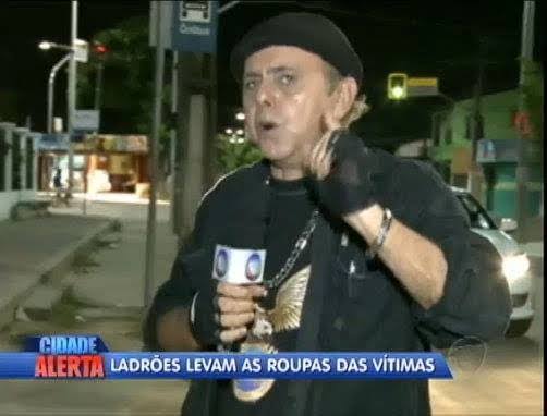 terciobrilhante's tweet photo. RIP Águia Dourada, repórter que marcou época na TV cearense, responsável pela icônica matéria "Roqueiros vs Pirangueiros".

Faleceu hoje, após 5 anos enfrentando um câncer no pulmão.

"É no pique e na agilidade!" https://t.co/iwyGCdykAl