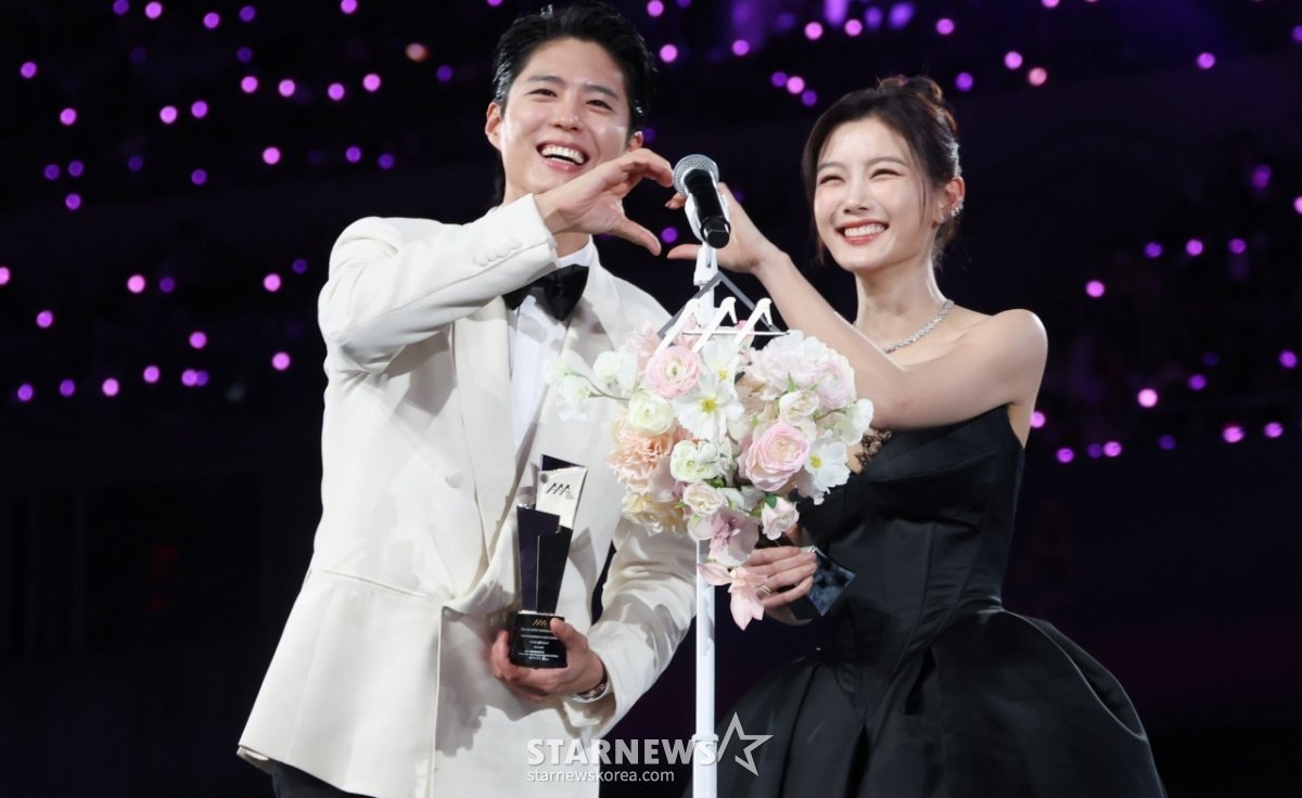 AllForParkBoGum's tweet photo. [#AAA2025]✨️#ParkBogum 

#AAA2025_KAOHSIUNG

💘  #พัคโบกอม #박보검 https://t.co/het6nQc7bD
