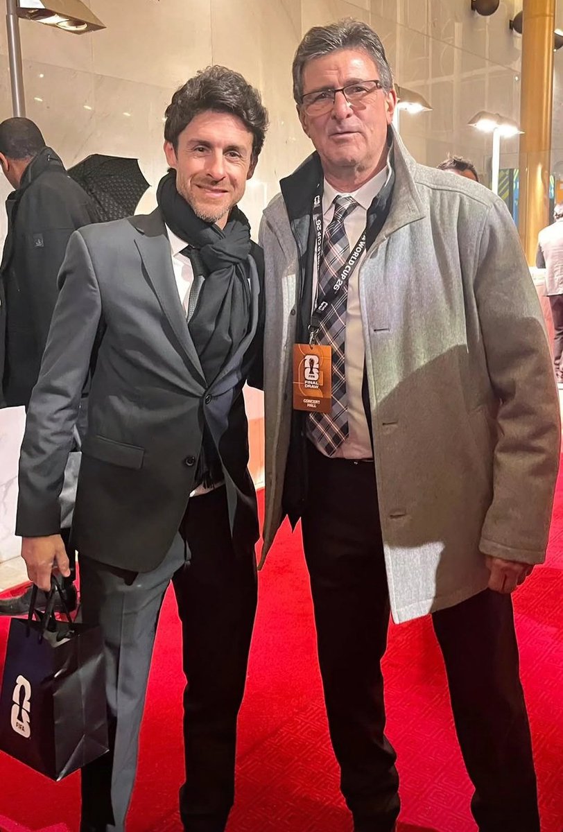 Mario Kempes campeón del mundo 78 mejor jugador y máximo goleador Pablo Aimar campeón del mundo en el 22 como técnico tuvieron el honor de jugar en el histórico Valencia cf