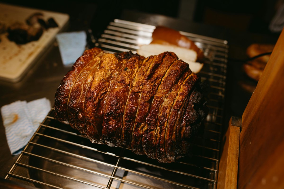 HenrydanKitchen's tweet photo. Holiday roasts 🍖🔥 Elevate with our roasting racks &amp; pans!
#HolidayRoast #WinterCooking #KitchenEssentials #HenrydanKitchenSupplies.com https://t.co/JgMXQh1FAX