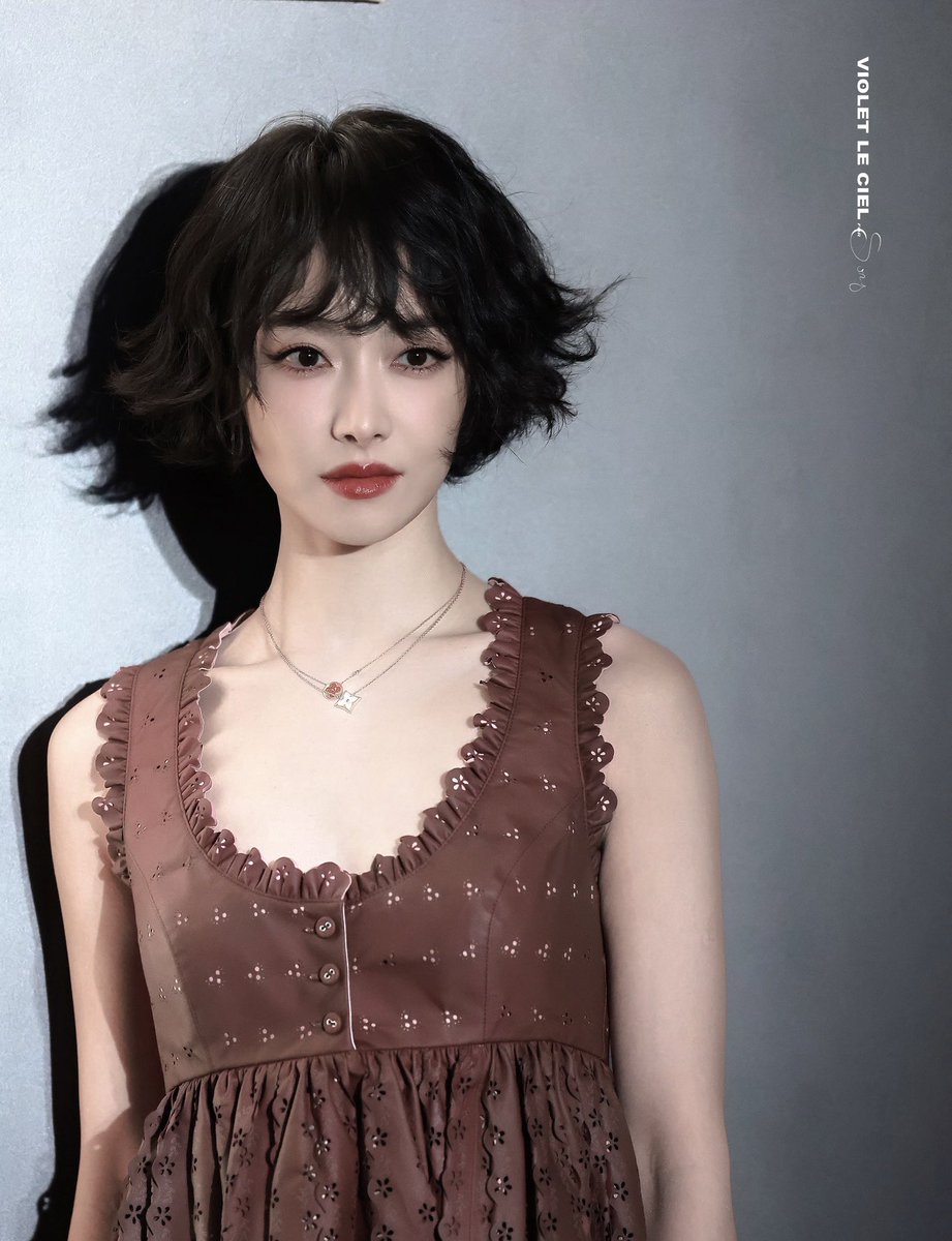 QIANLOOKS's tweet image. #VictoriaSong debuts new haircut!