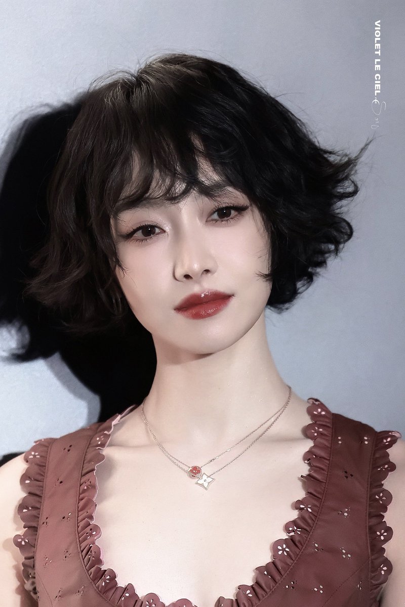 QIANLOOKS's tweet image. #VictoriaSong debuts new haircut!