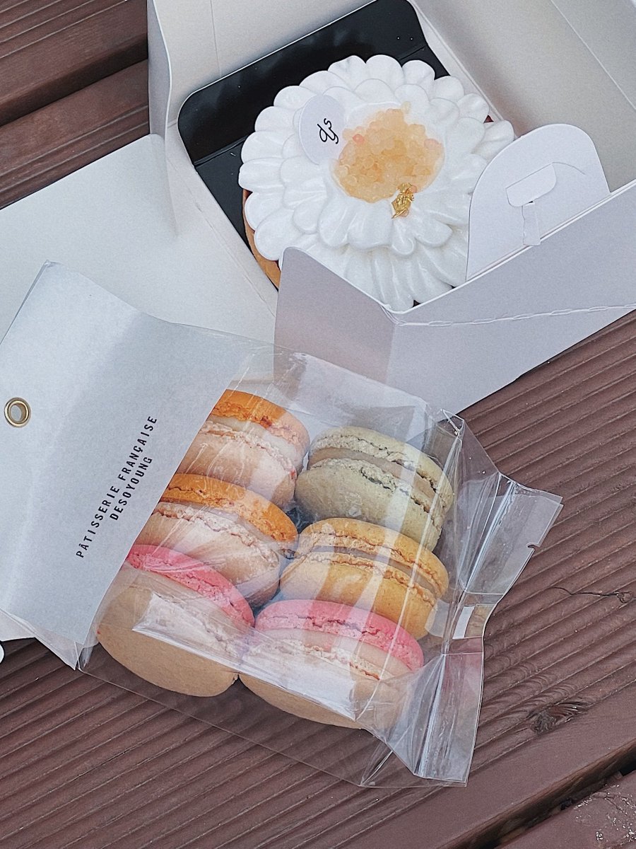 _travelkim's tweet photo. 요즘은 한창 유행할 때에 비하면 마카롱이라는 장르 자체에 사람들 관심이 식어서 찾기 힘들어진 것도 있음 그런 의미에서 일년에 수십개 사먹는 진짜 제대로 된 마카롱
왕십리 <<드소영>>
종종 택배도 하심… 모든 맛이 다 조화롭고 맛있음… 마카롱 가게 더이상 없어지면 안되니까 많은 관심 부탁… https://t.co/5wBu9kbXb0
