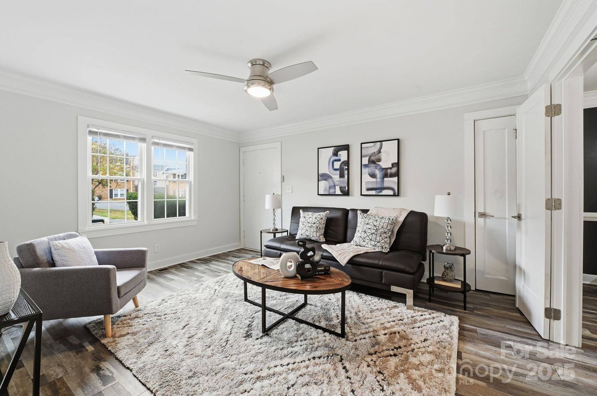 Dekuson's tweet photo. HUGE PRICE DROP!!!💕 
Why rent when you can own? 🏠💡 Beautifully maintained 1BR/1BA condo in Cotswold! Stylish updates, walk-in shower, and a flex sunroom.
Perfect for first-time buyers, downsizers, or investors

#EpiqueRealty #HomeSweetHome #CharlotteRealEstate #CondoLiving https://t.co/iU1uRbRPQb