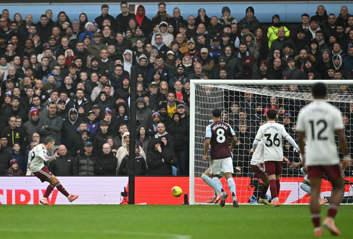 An equaliser for <a href="/Arsenal/">Arsenal</a>!

Bukayo Saka plays the ball across the box, which finds Leandro Trossard at the far post 📈