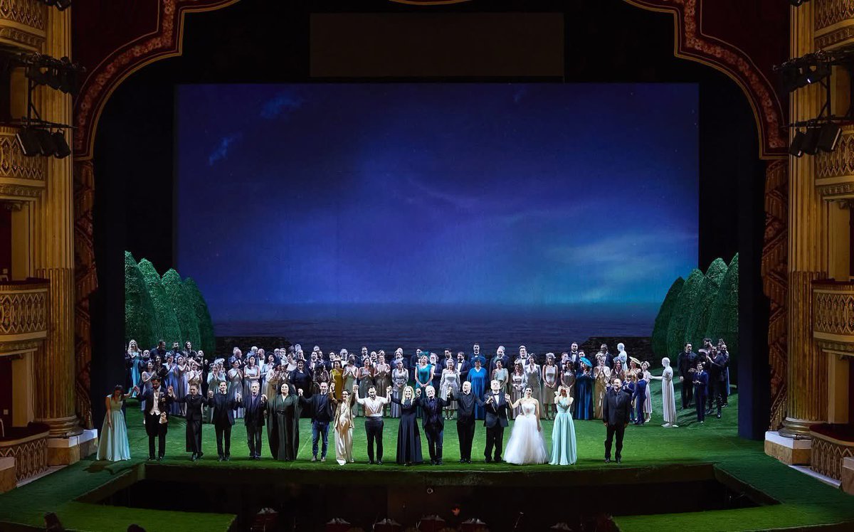 Incredibilmente, nella città di #Napoli che è stata fondata su un mito e che accoglie il teatro d'opera ancora attivo più antico del mondo, #Medea di #Cherubini – paradigma del mito e del Classicismo musicale – non è stata mai rappresentata. Stasera il Maestro <a href="/riccardofrizza/">Riccardo Frizza</a>