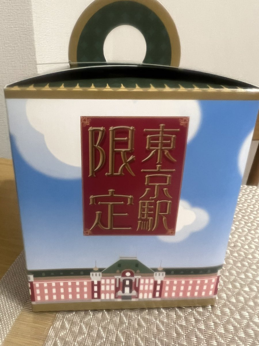 hebenoleke's tweet photo. 今宵はまい泉の「東京駅丸の内駅舎　３回建て弁当」
#東京駅限定 https://t.co/rss79VdPjC