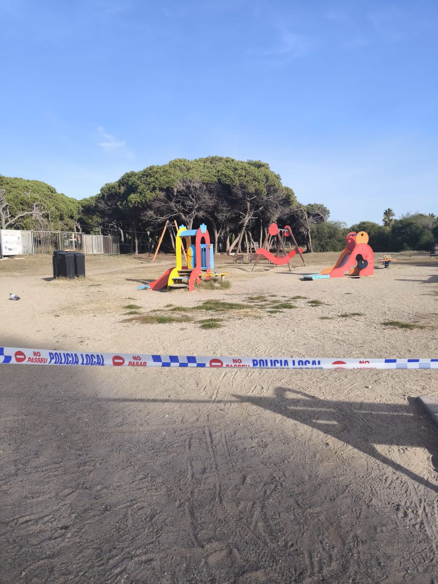 ⚠️Tanquem el parc infantil de Gavà Mar davant la presència propera d'un rusc actiu de vespes asiàtiques.
Molta precaució!