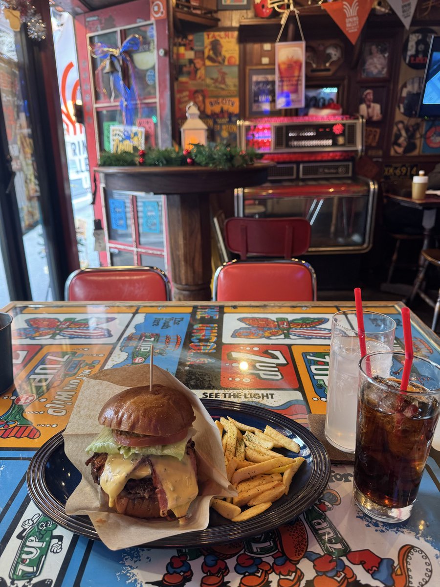 昨夜は、ユークスの横浜忘年でした^_^
1年あっという間だな💦
今日はランチに、横浜バーガーを食べて
ベイエリアを散歩してから東京に戻りDisney +で、「カジノ」を一気観です^_^